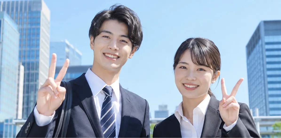 スーツ姿でピースサインをする二人の就活生