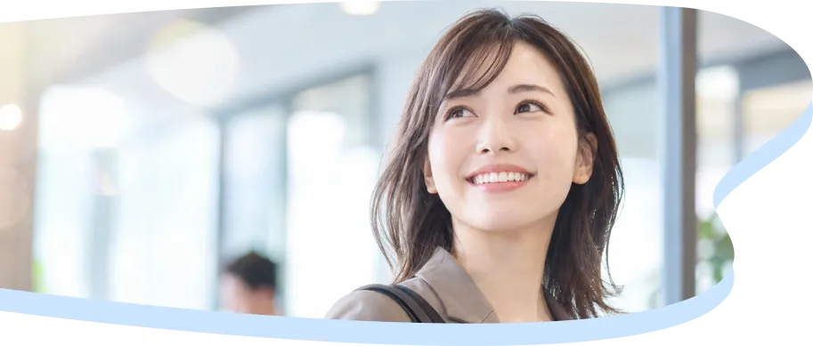 明るい表情の女性