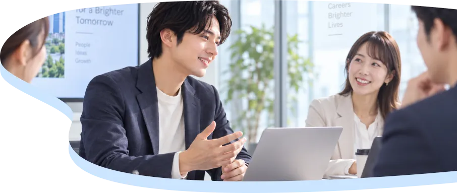 オフィスで打ち合わせをする男女